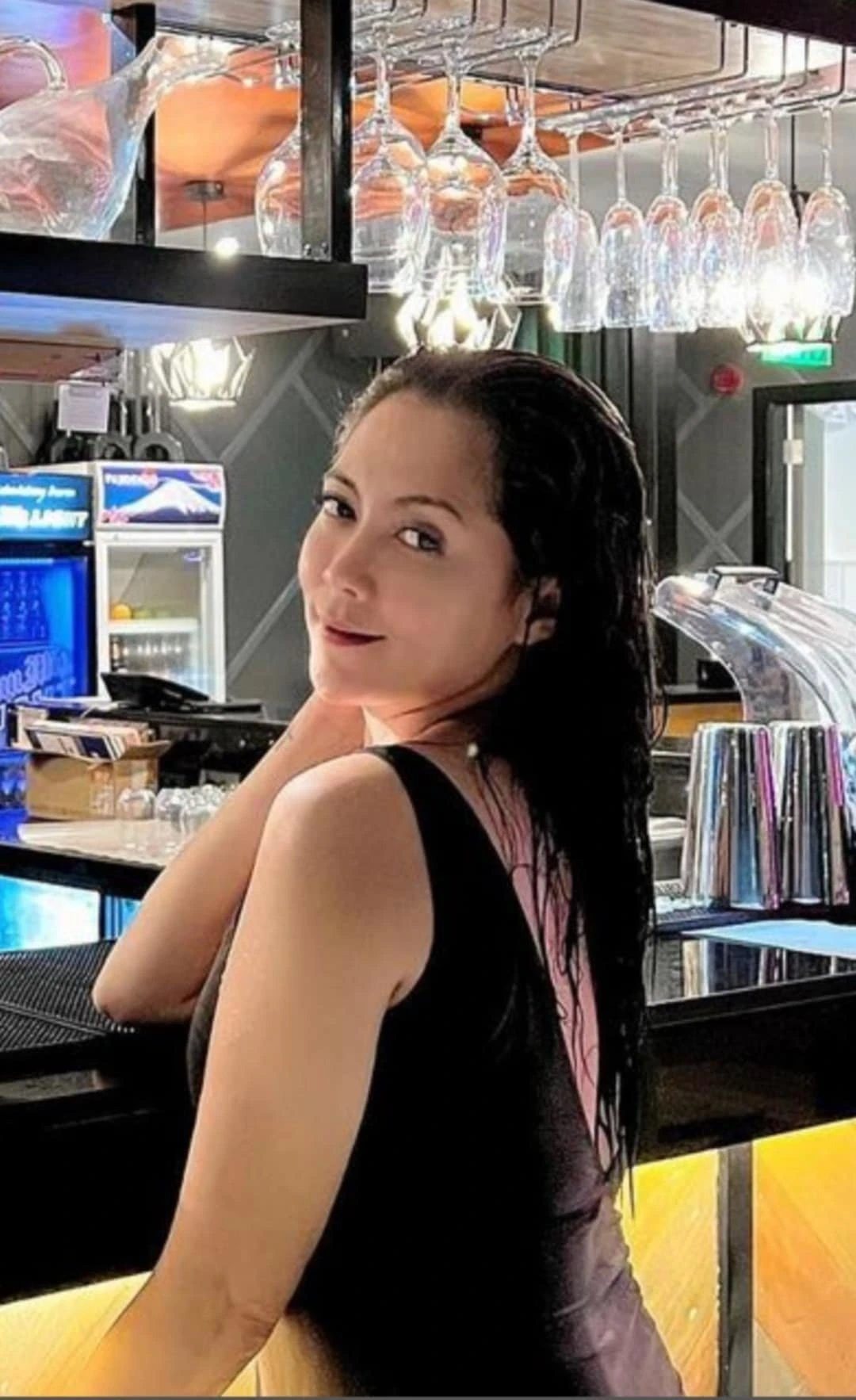 Scarlet Noir – Filipino escort in Hong Kong — 2 / 9