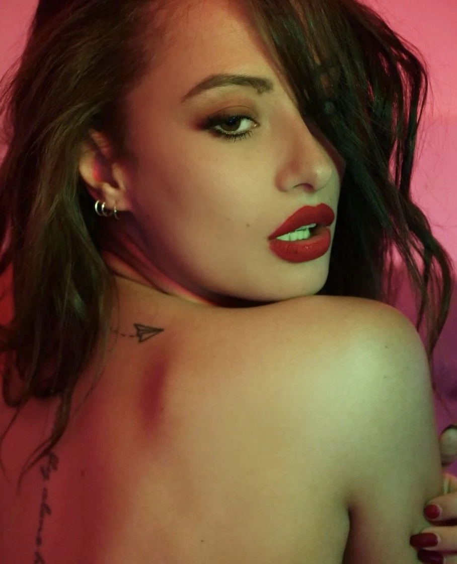 Sasha – French escort in Hong Kong — 3 / 7