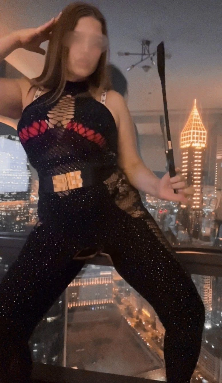 SOON IN BAKU. Obey_Helene_(Instagram) – Slovenian dominatrix in Baku — 9 / 31