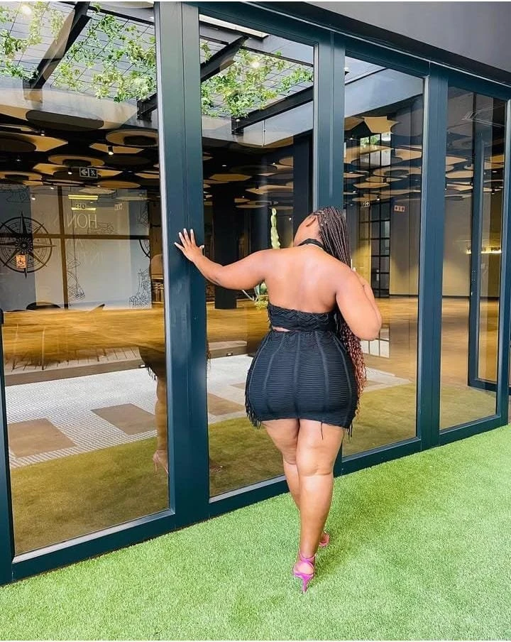 Tarah big boots girl in WHITEFIELD – escort in Bangalore — 2 / 9