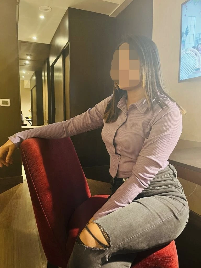 Nisha (Cam Show & Real Meet – Indian escort in Bangalore — 2 / 3