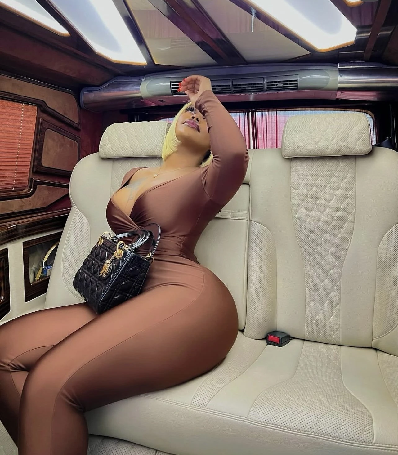Emmy – Burundian escort in Gurgaon — 3 / 4