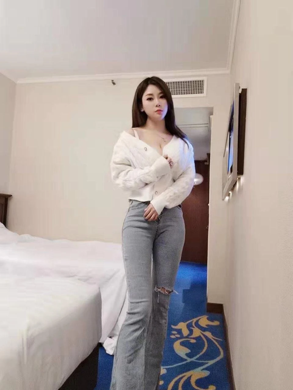 Carla,Busty Independent Girl – Singaporean escort in Hong Kong — 3 / 6