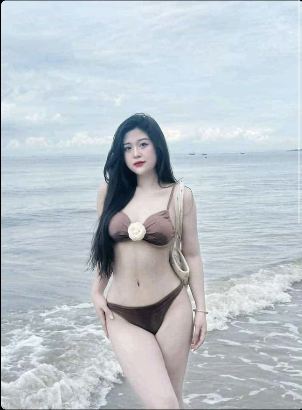 Anaaa – Filipino escort in Tirana — 4 / 5