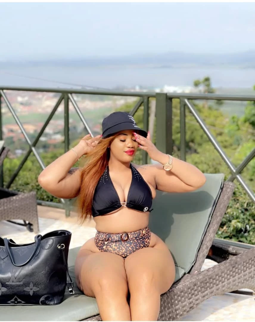 Prisca – Burkinabe escort in Ahmedabad — 2 / 5