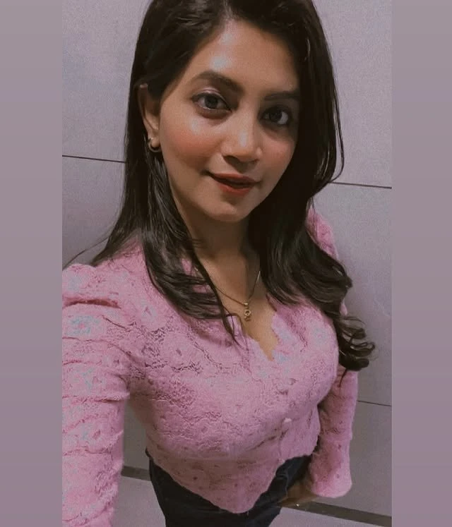 Priyanshi CAM SHOW & REAL – Indian escort in Bangalore — 3 / 4