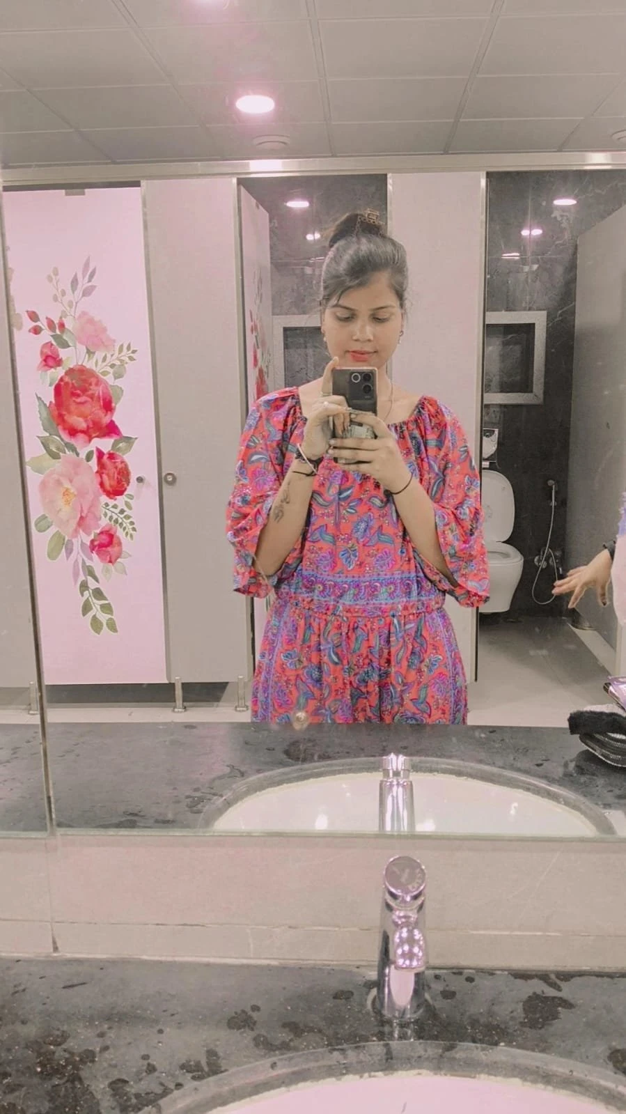 Priyanshi for Meet & Cam – Indian escort in Bangalore — 2 / 3