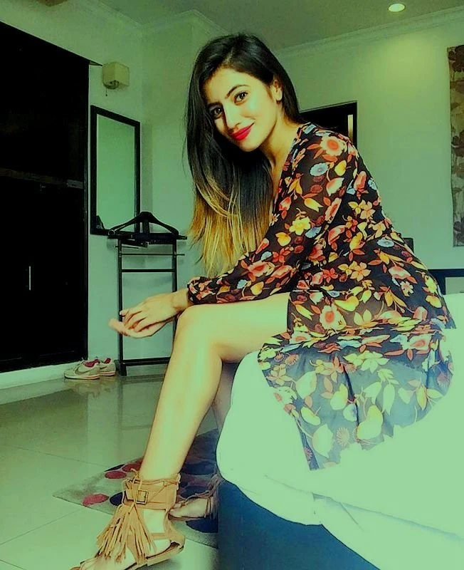 Direct Whatsapp Model Simran Khanna – Indian escort in Bangalore — 2 / 5