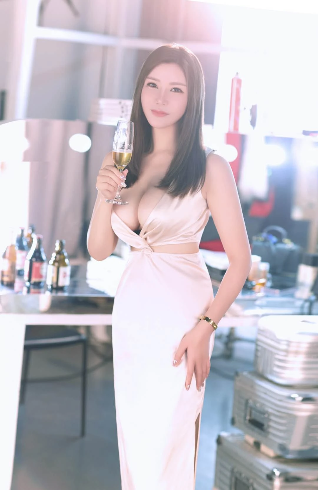 Sexy AsaiN woman – Chinese escort in Hong Kong — 5 / 7