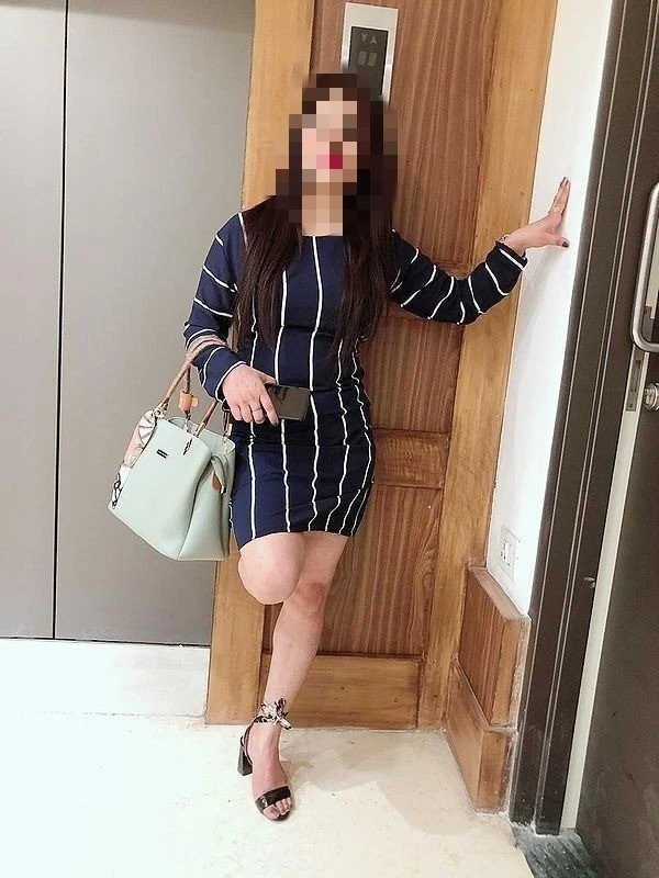Janvi ( Real Meet & Cam Show – Indian escort in Bangalore — 2 / 3
