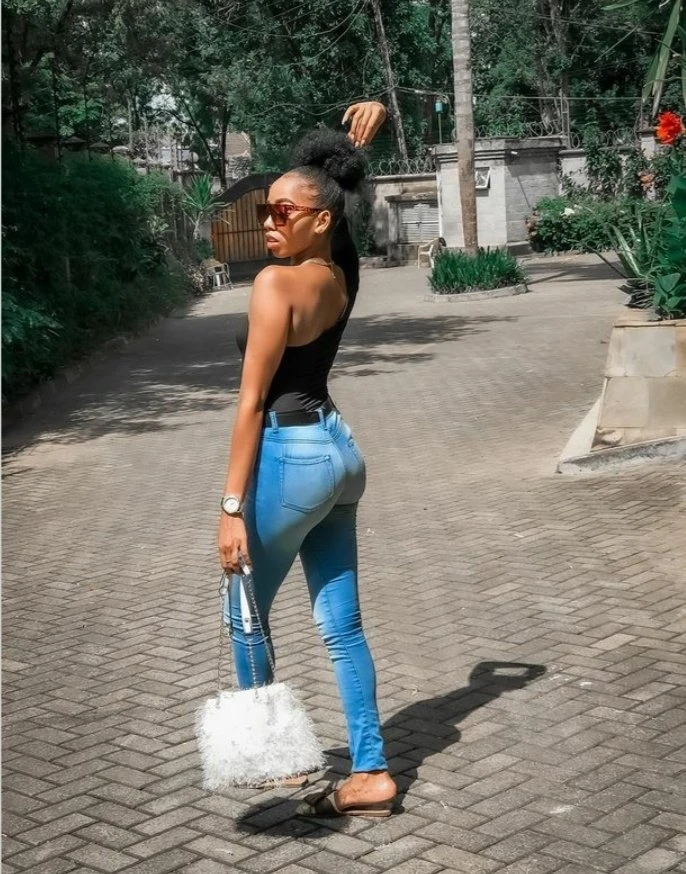 Zee ( Nagwara) – escort in Bangalore — 4 / 5