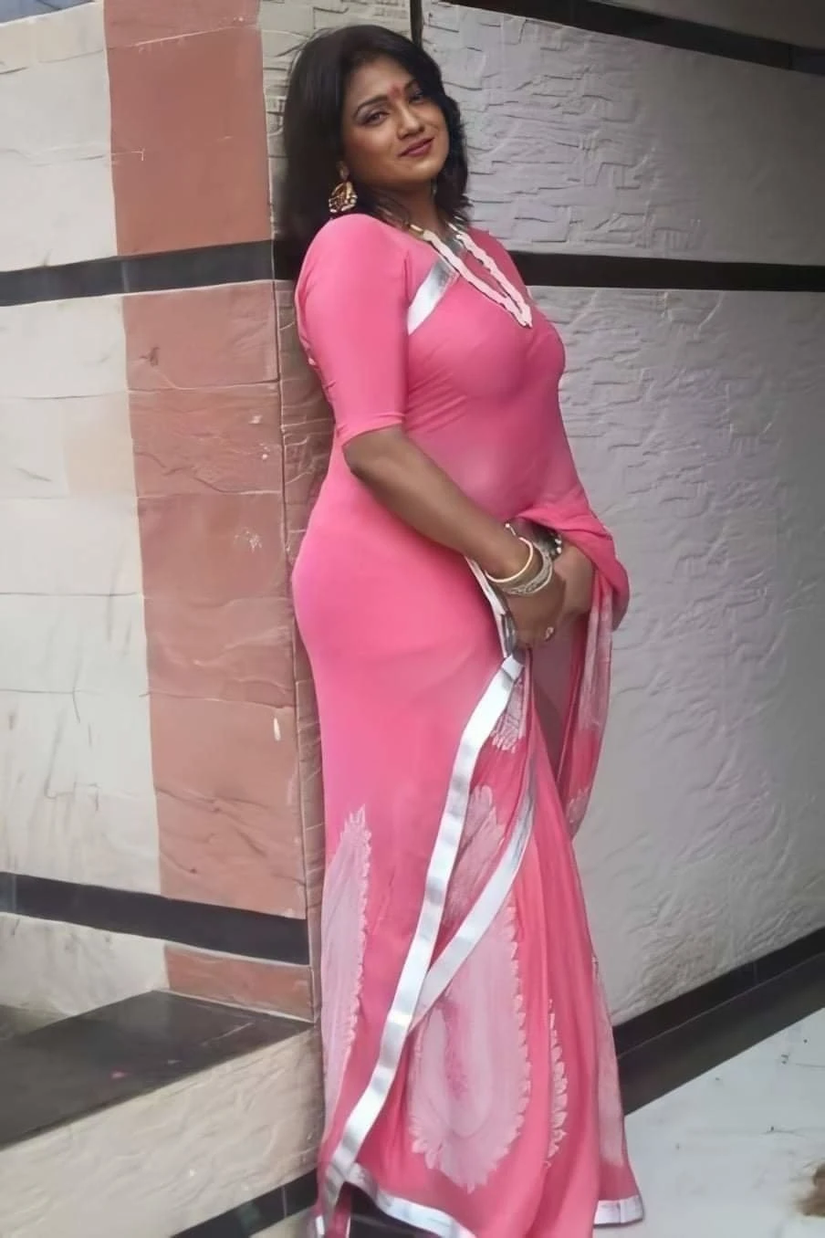 Ahmedabad Mature Call Girls – Indian escort in Ahmedabad — 1 / 3