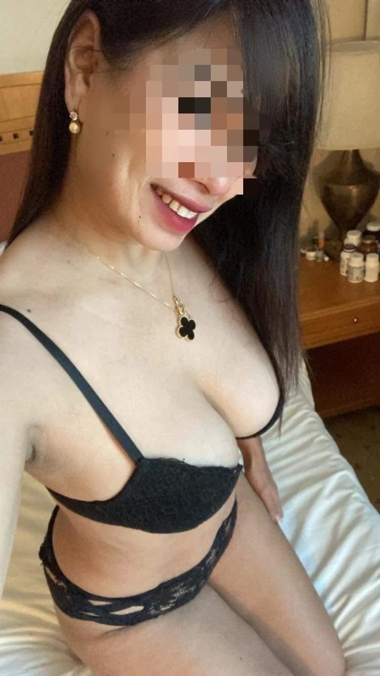 Molly New Girl Likes to Party – Ukrainian escort in Hong Kong — 3 / 5