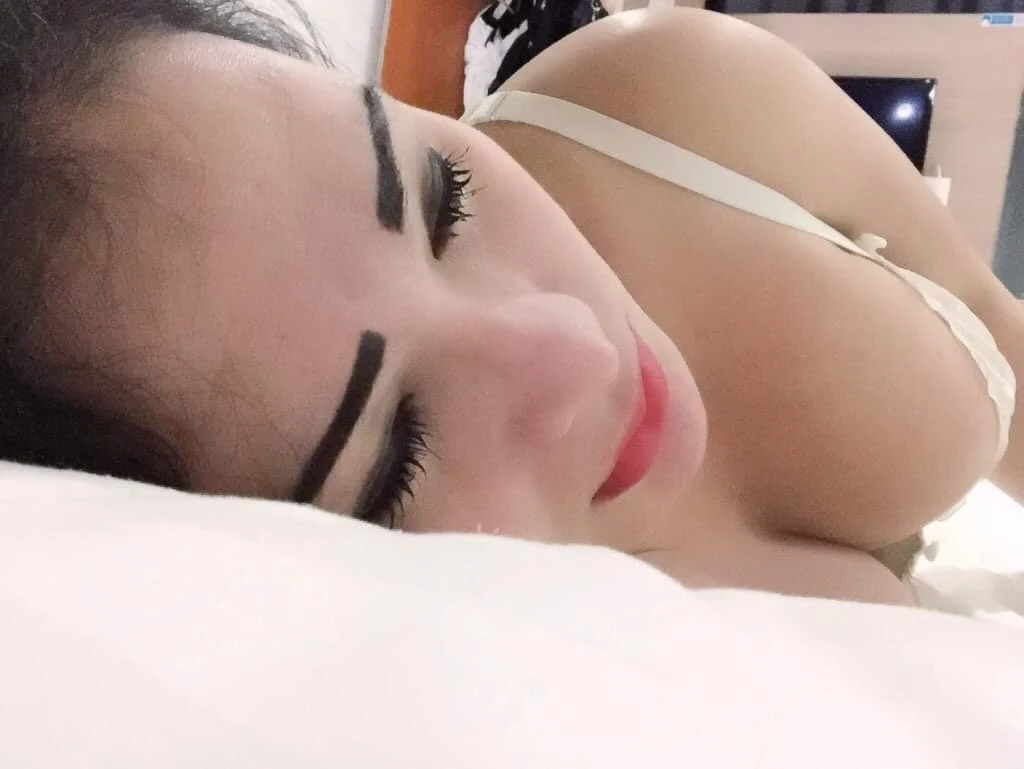 Jamilla for Cam Show – Uzbekistani escort in Bangalore — 4 / 10
