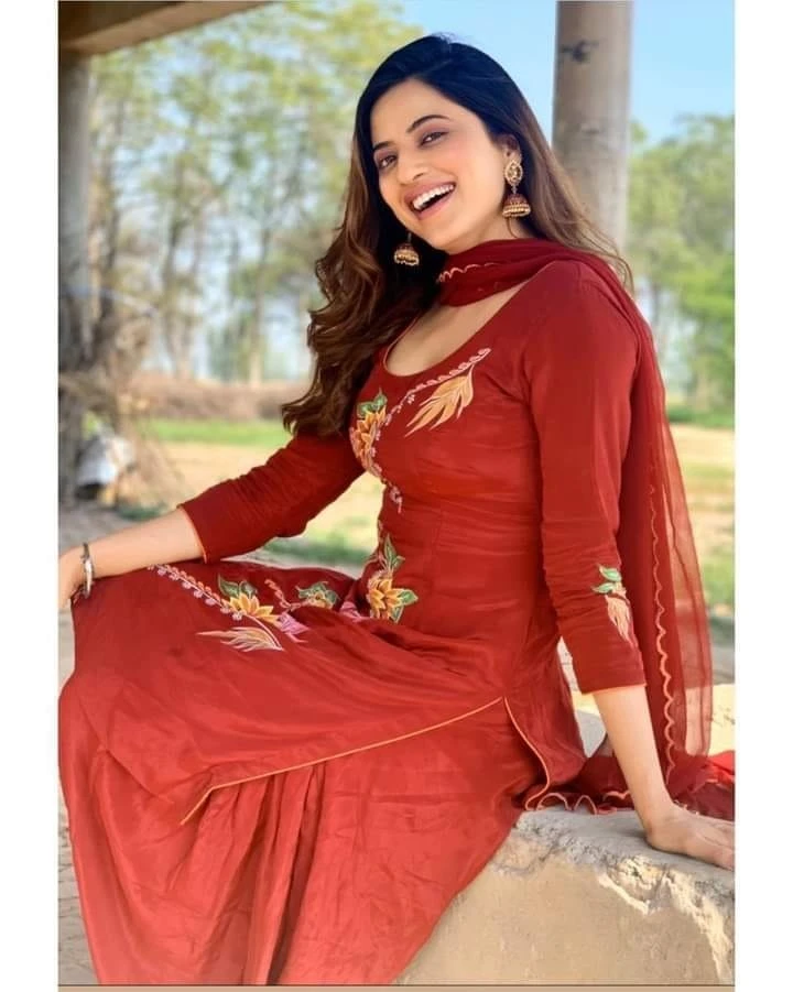 PRIYA 𝟵𝟴𝟏𝟰𝟳𝟰𝟳𝟔𝟲𝟳 CASH PAY S – Indian escort in Amritsar — 5 / 8