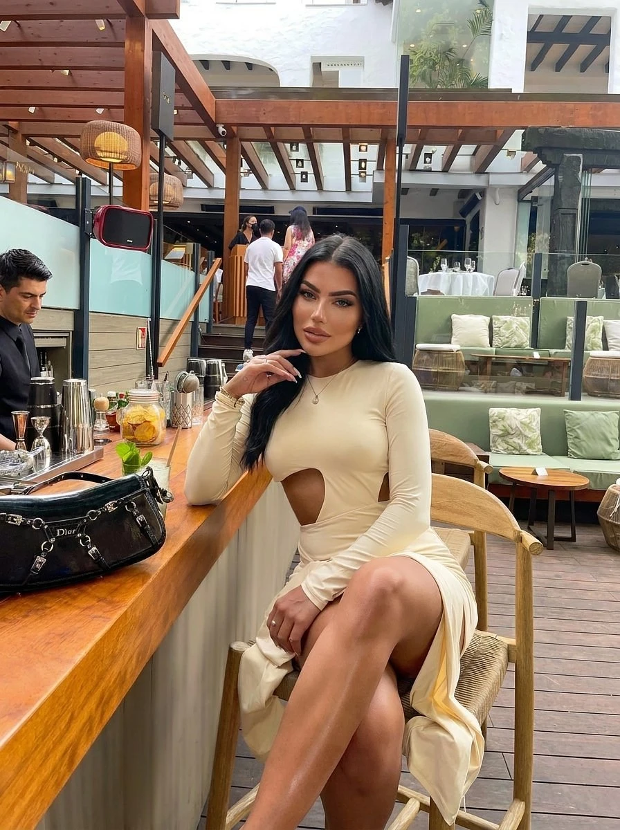 Isabella Shameless Muse – Russian escort in Hong Kong — 5 / 7