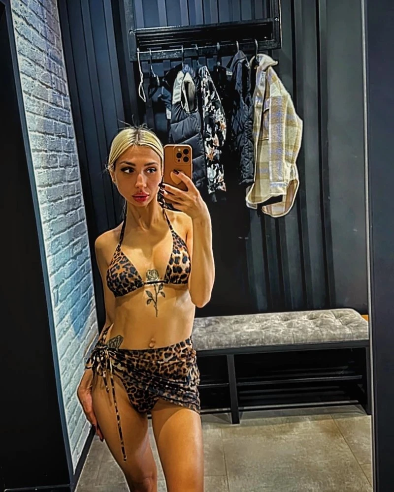 Энни – Polish escort in Hong Kong — 2 / 6
