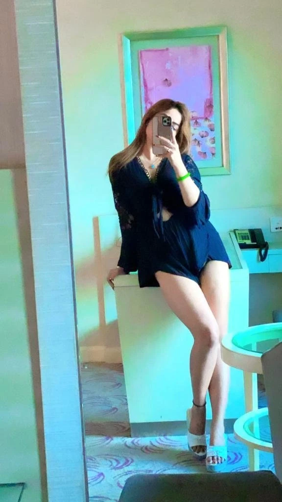 Shanaya Sharma – Indian escort in Candolim, Goa — 2 / 9
