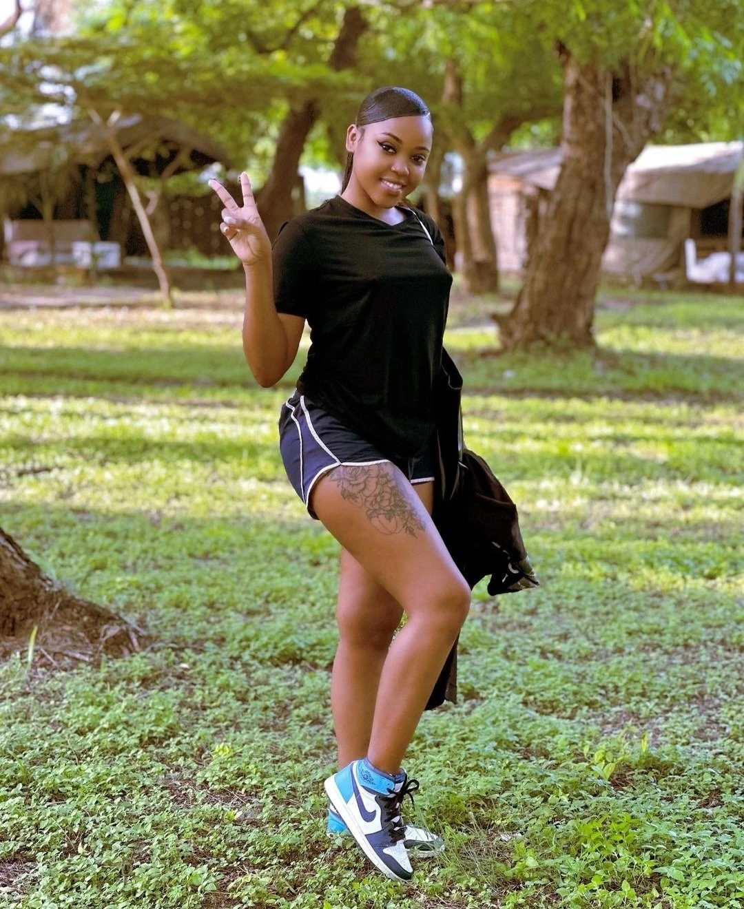 Claire – Burundian escort in Chandigarh — 2 / 3