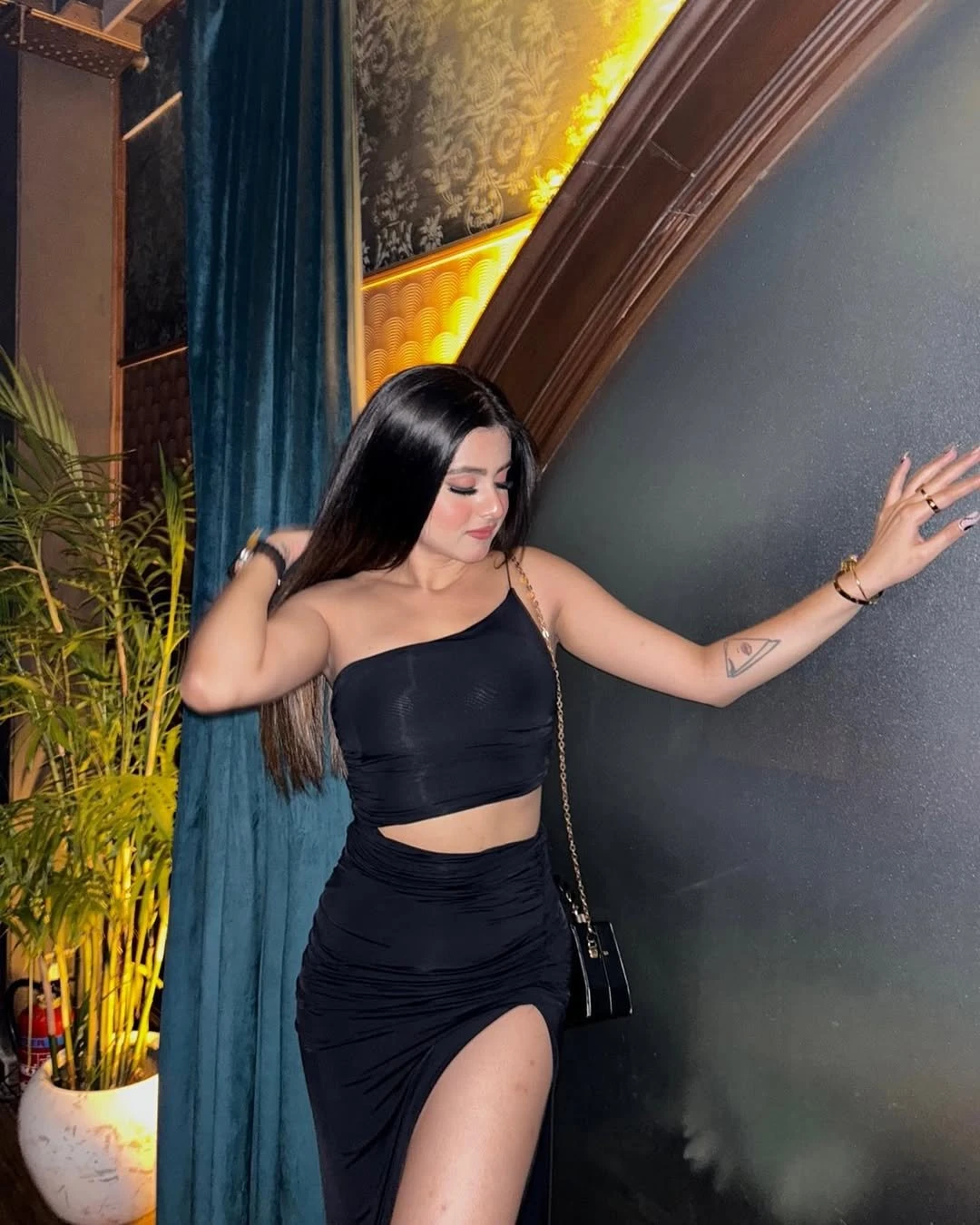 Sakshi in Gurgaon – Indian escort in Gurgaon — 4 / 5
