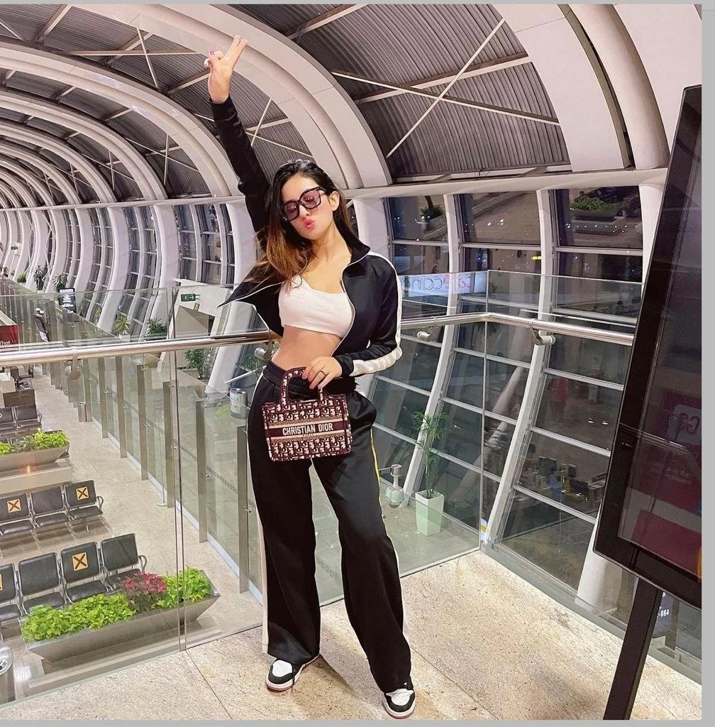 Kushi Independent Model – Indian escort in Bangalore — 4 / 5