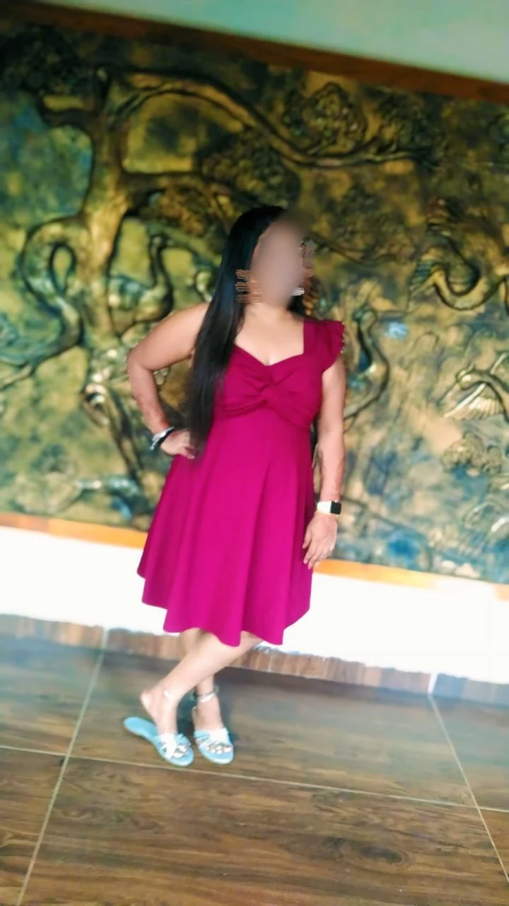 Soumya with long silky hair – Indian escort in Bangalore — 7 / 8