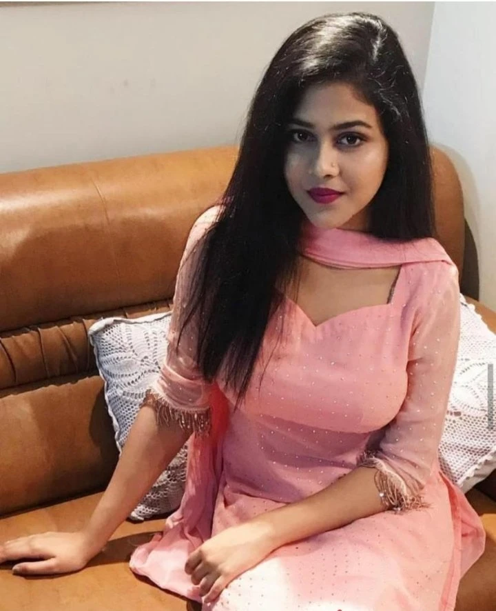 Riya Singh – Indian escort in Bangalore — 2 / 3