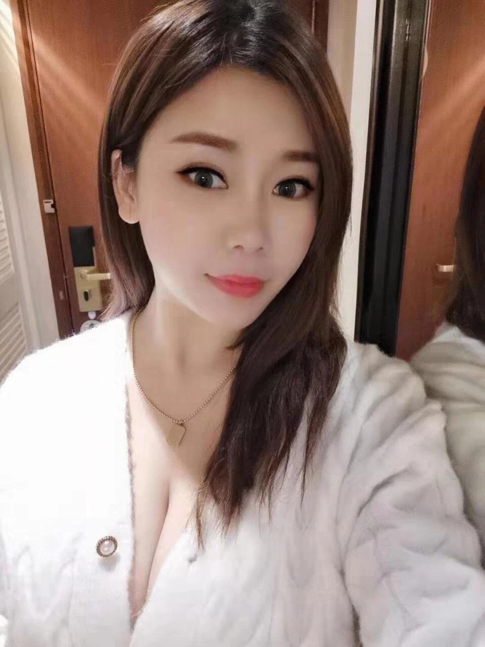 Carla,Busty Independent Girl – Singaporean escort in Hong Kong — 4 / 6