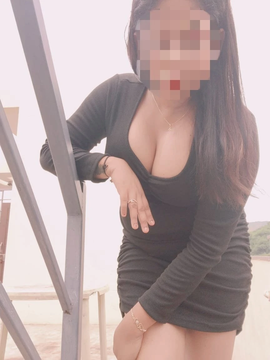 Aaliya's Real Meet and Cam Show – Indian escort in Bangalore — 1 / 3