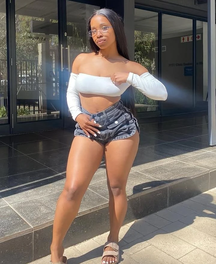 Shakira – South African escort in Chandigarh — 2 / 6