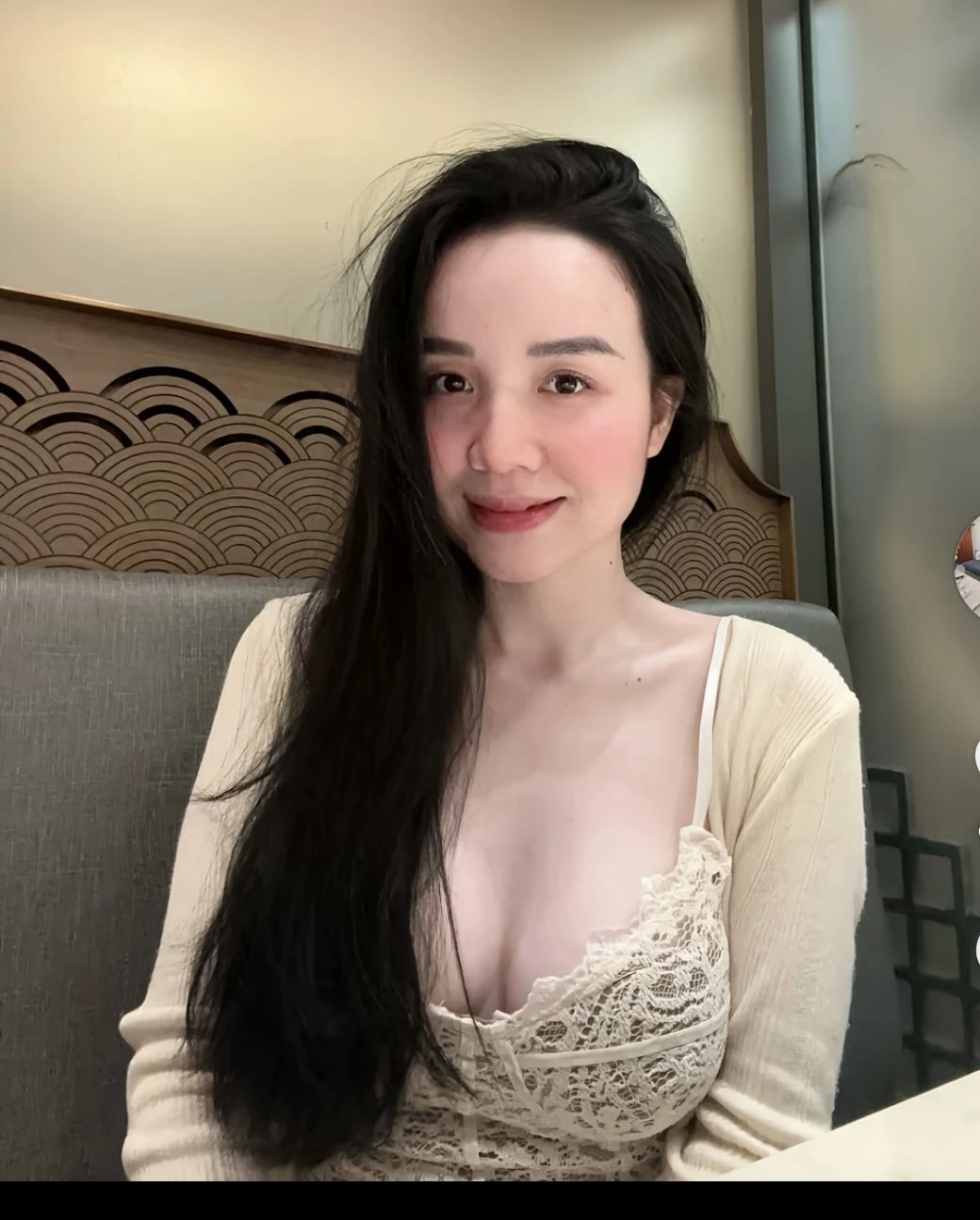 Bella – Vietnamese masseuse in Ahmedabad — 2 / 3