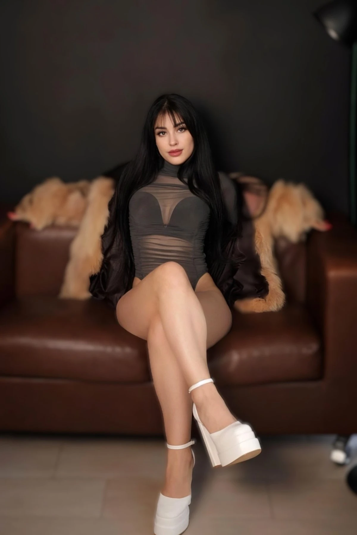 Linda Collar Captive – Russian escort in Hong Kong — 2 / 8
