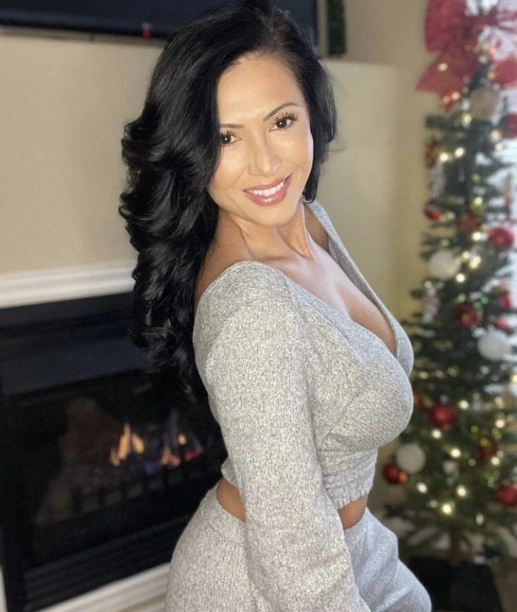 Hot Hawaiian Milf in Town for Few Days – American escort in Hong Kong — 5 / 9
