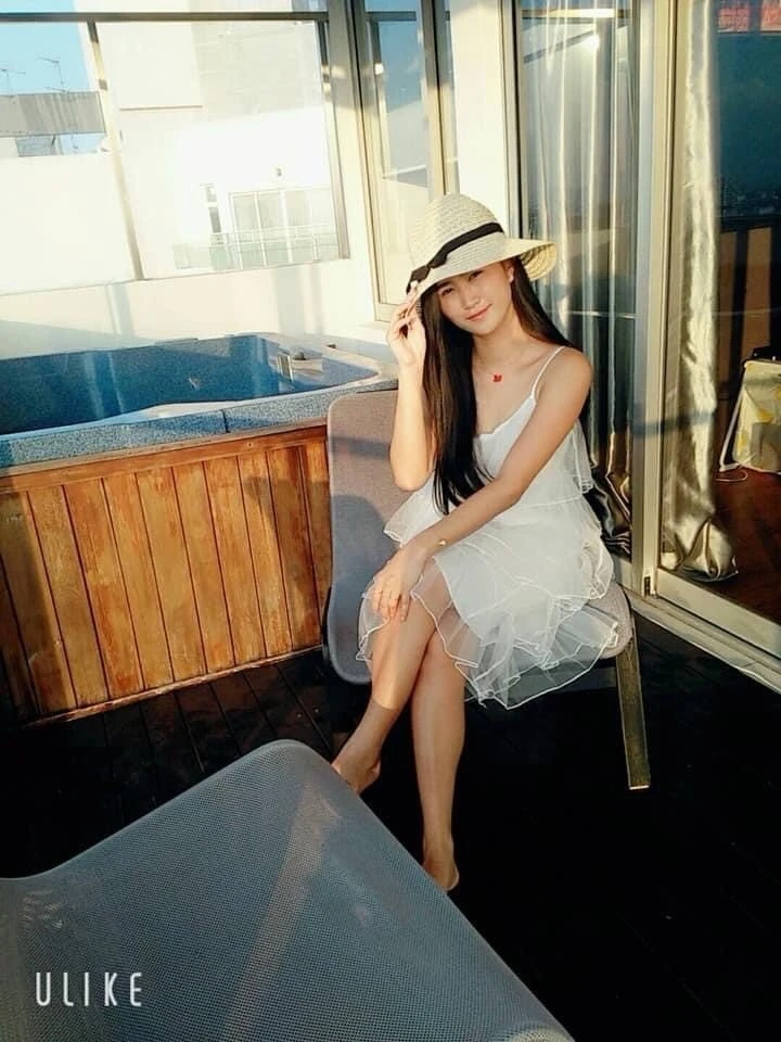 Mew – Thai escort in Hong Kong — 2 / 5
