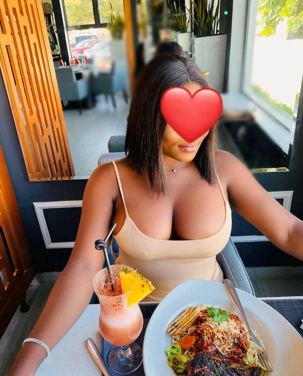 Big Boobs Sherry Big Booty Real Meet – Cameroonian escort in Hyderabad — 1 / 5