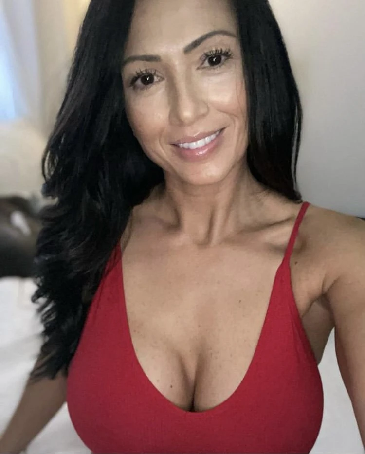 Hot Hawaiian Milf in Town for Few Days – American escort in Hong Kong — 7 / 9