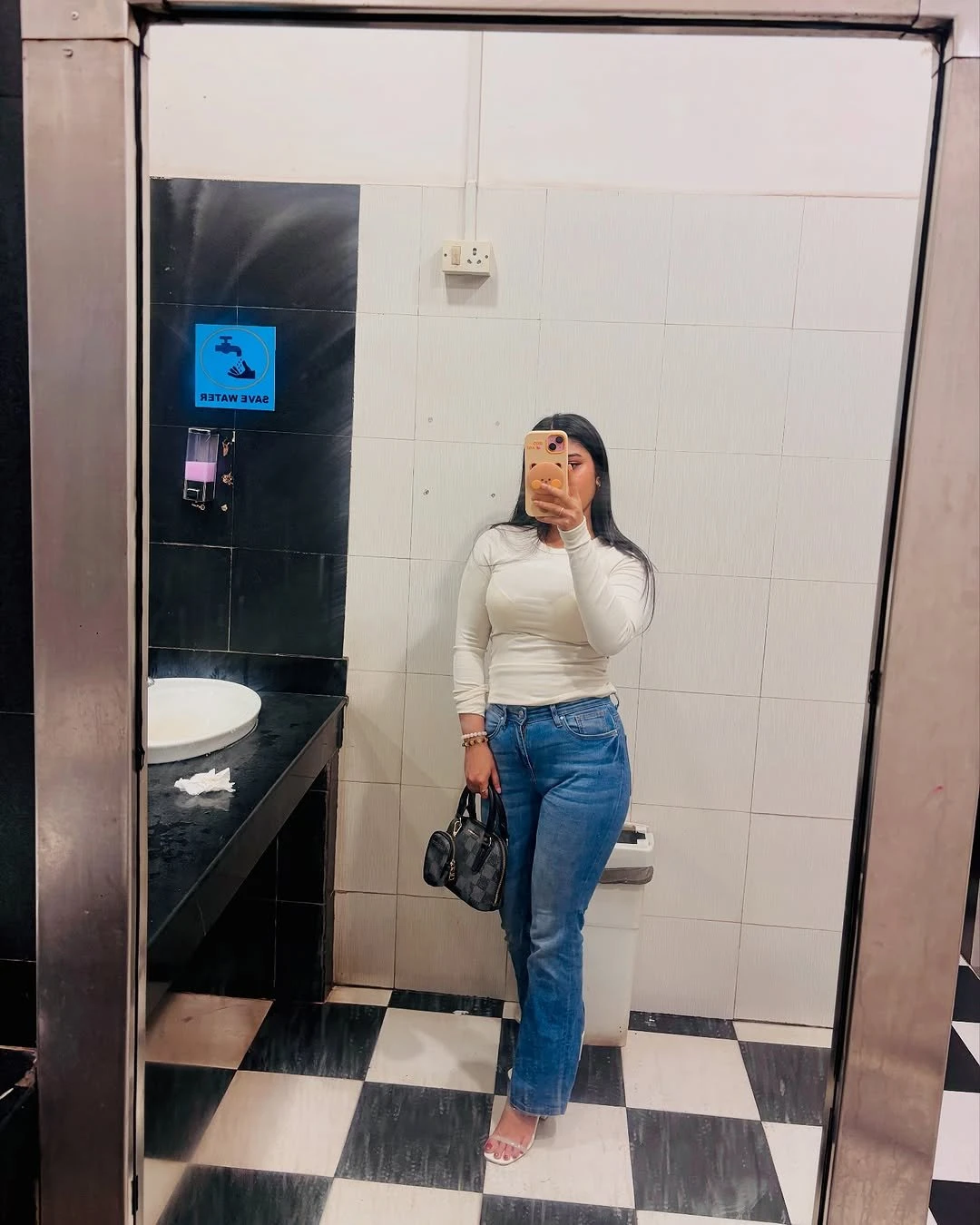 Amisha – Indian escort in Ahmedabad — 2 / 3