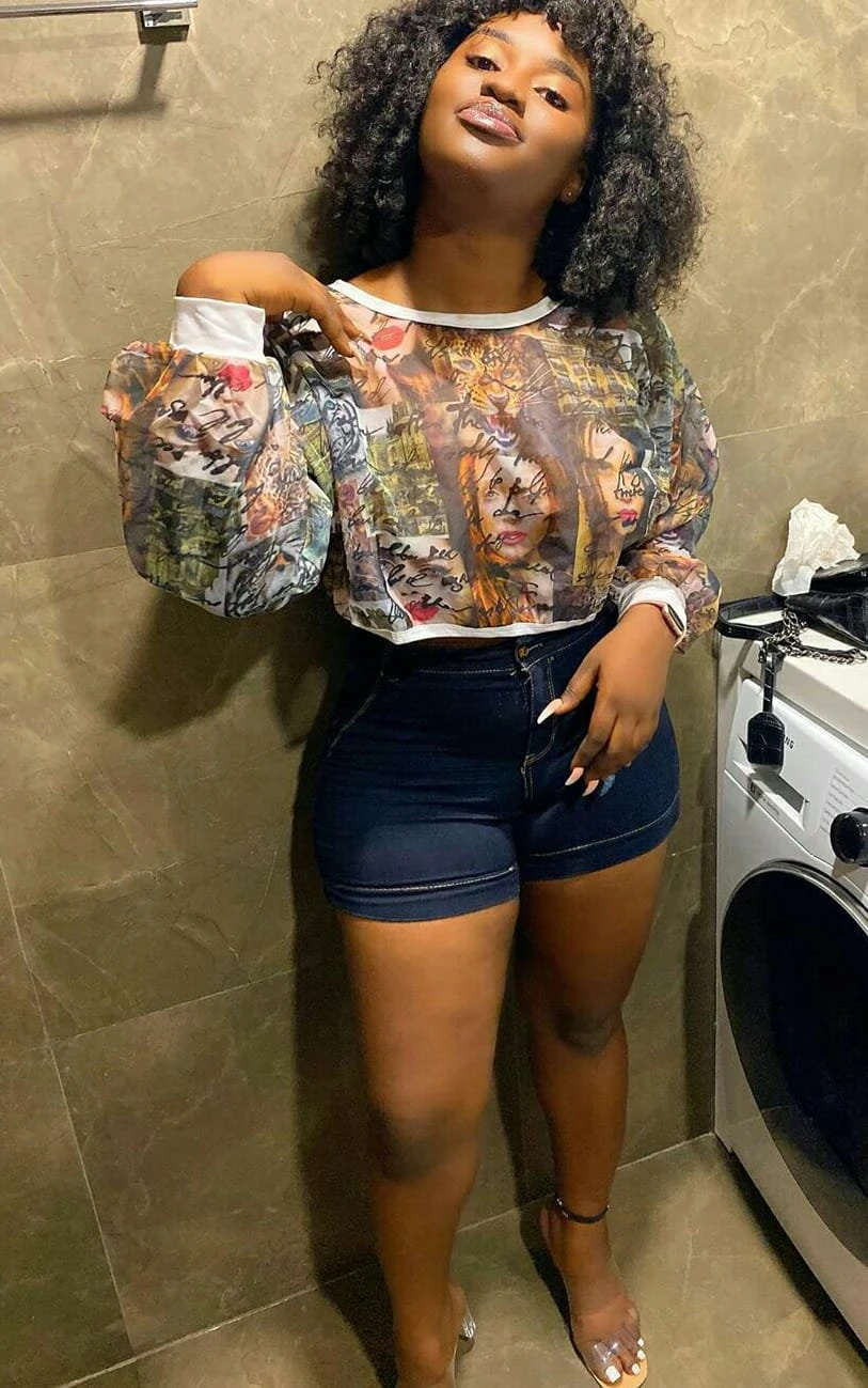 Emi – Algerian escort in Bangalore — 2 / 3