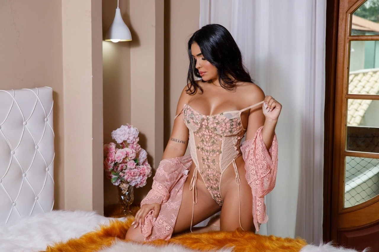 Julia – Brazilian escort in Hong Kong — 4 / 11