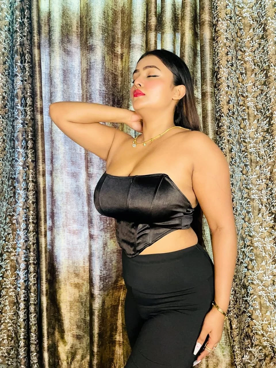 Charvi – Indian escort in Bangalore — 5 / 6