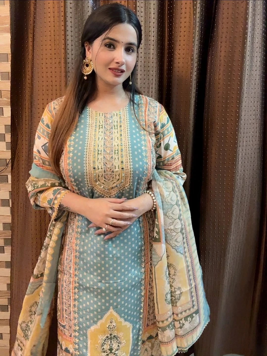 Ronika – escort in Ahmedabad — 1 / 4
