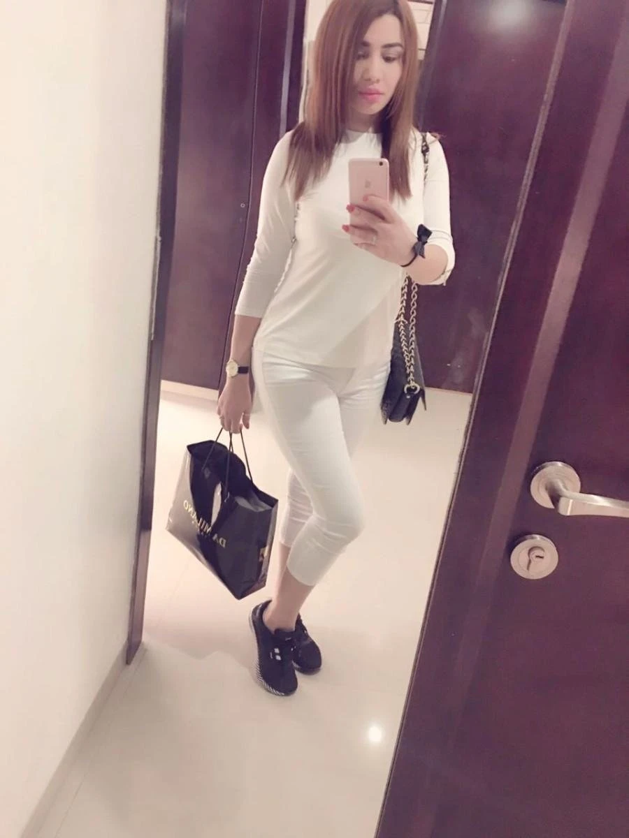 Garima Chopra – Indian escort in Mumbai — 2 / 5