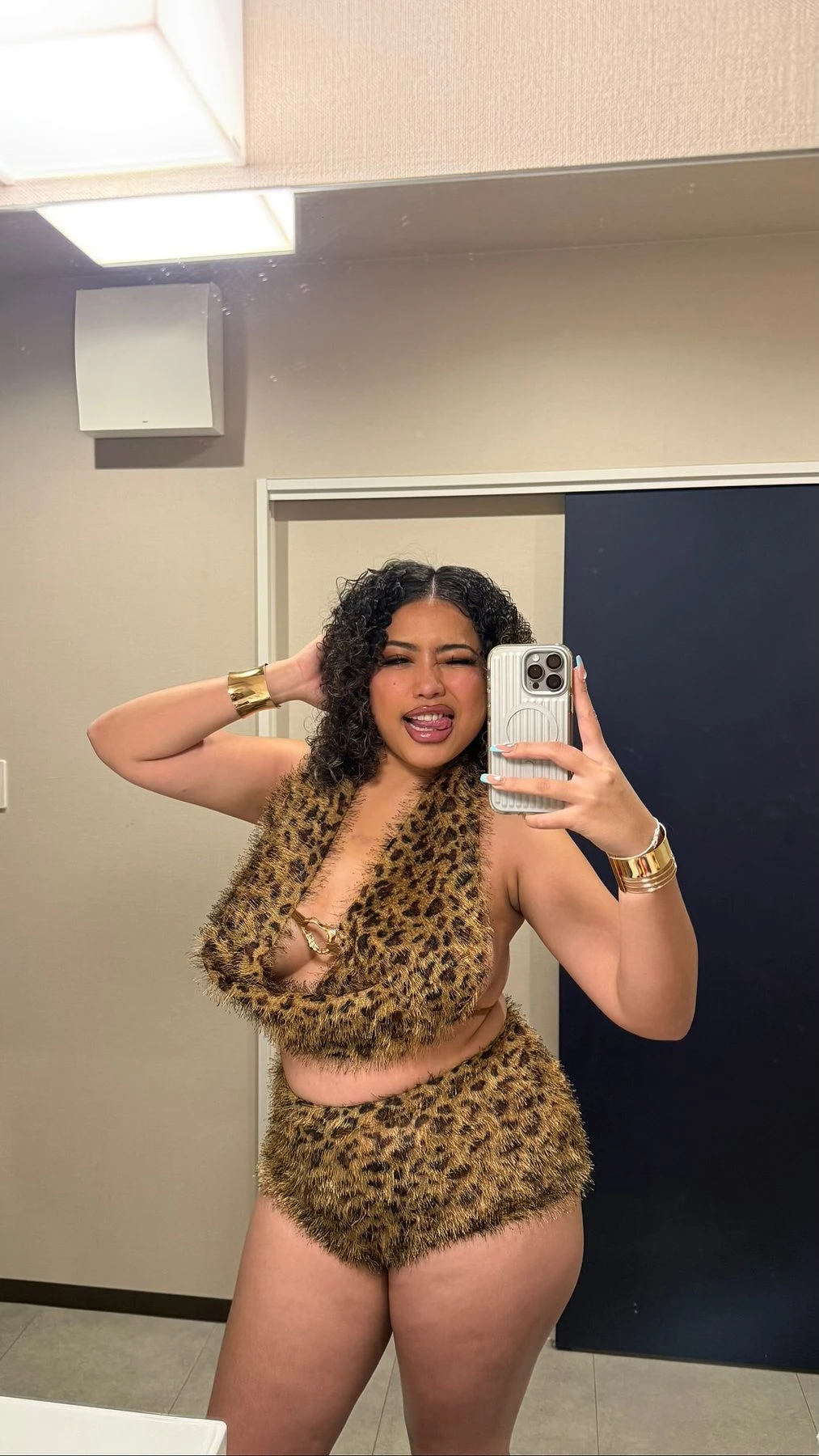 Tiara in Town for few days – Thai escort in Daegu — 5 / 11