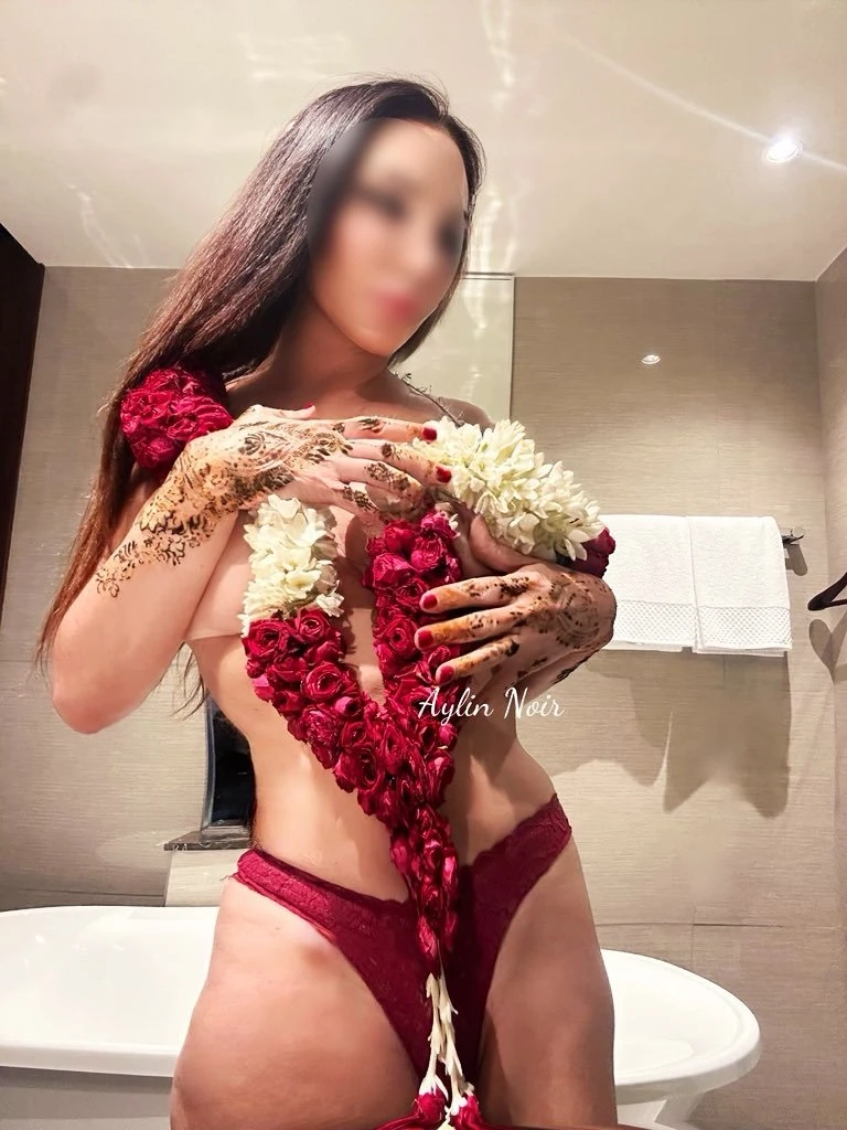 Aylin Noir – Austrian escort in Mumbai — 12 / 15