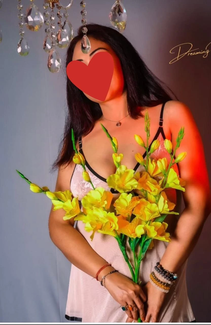 Tanushree Bhabhi real fun cam – Indian escort in New Delhi — 3 / 9