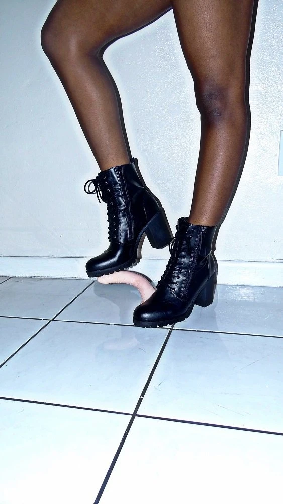 Madame Caramel – Congolese dominatrix in Dakar — 3 / 6
