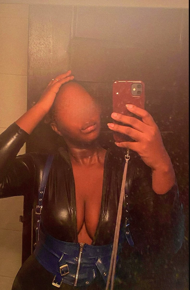 Déesse Khee, Maîtresse BDSM Abidjan – French dominatrix in Abidjan — 17 / 18