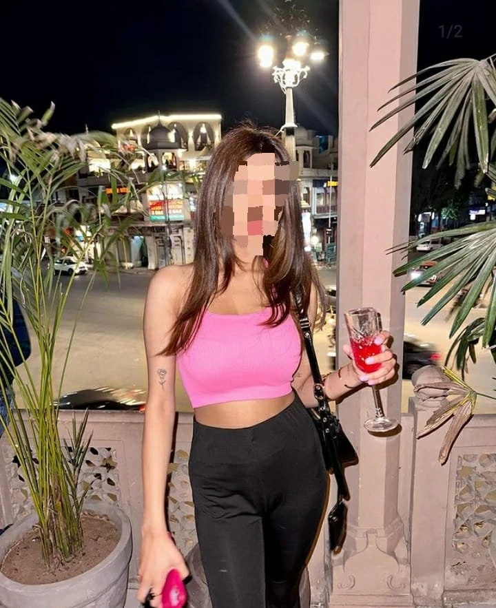 Cam or Real Meet – Indian escort in Mumbai — 4 / 5