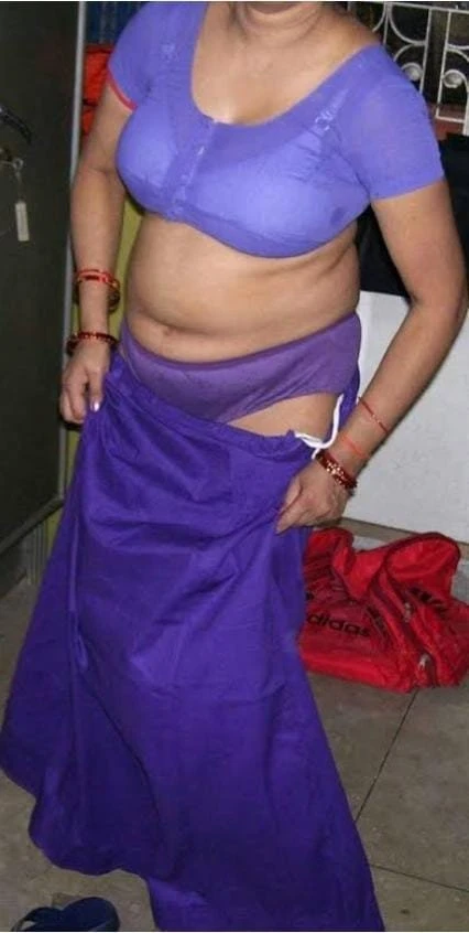 Komal – Indian adult performer in Pune — 1 / 2