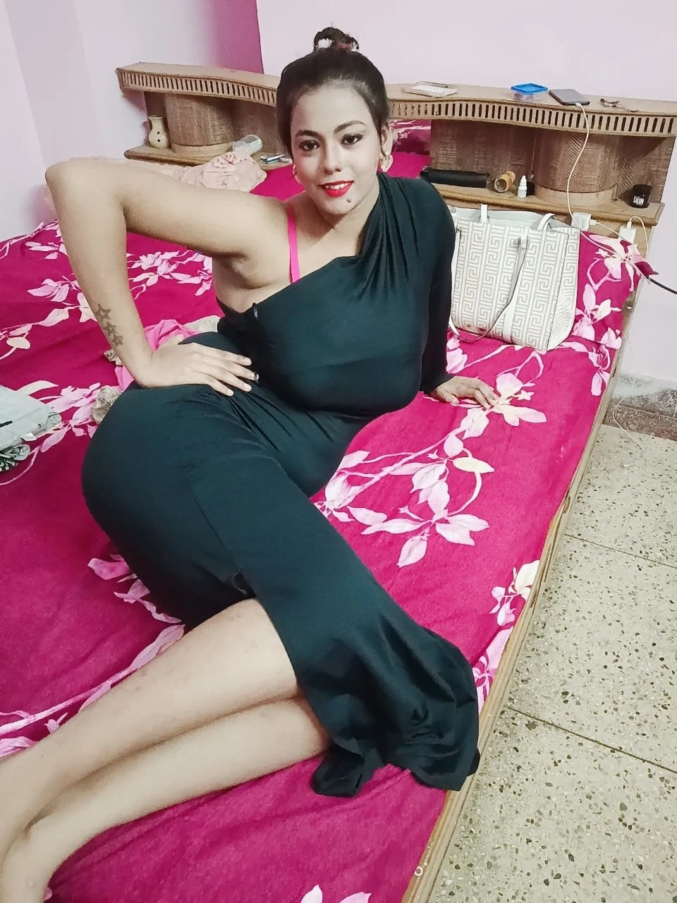 Simi 40"big boobs meet and video call – Indian escort in Kolkata — 4 / 12